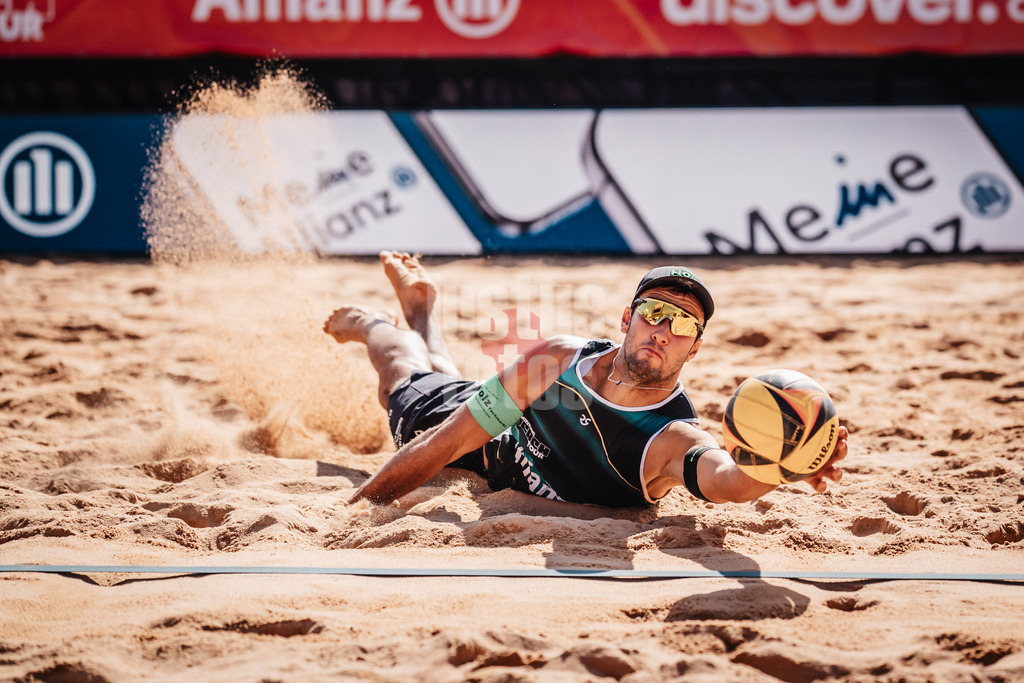 Beachvolleyball | Männer | Allianz German Beach Tour 2025 | Tourstop München | 12.07.2025 | Kim Huber springt zum Ball