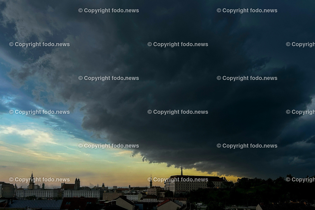 Linz_ Gewitterzelle_ 07.07.2024-2 | 07.07.2024, Linz, AUT, Linz, im Bild Gewitterzelle ueber Linz, Wolken, Blitz, Donner, Regen, Sturm, Unwetter, Wetter
