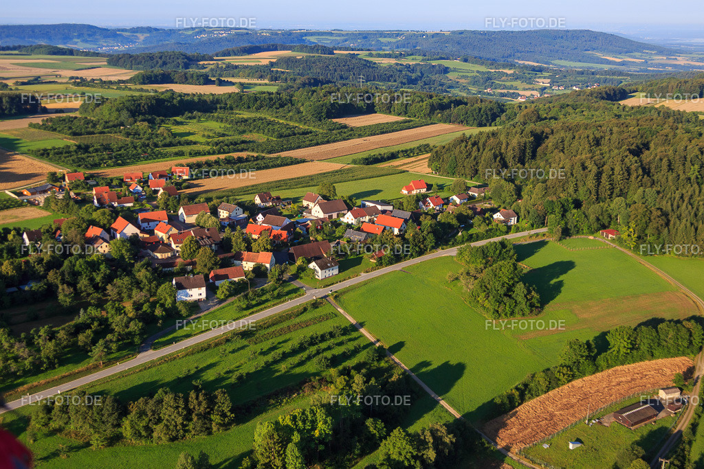 Dorfansicht aus Nordosten | Luftbild: Dorfansicht aus Nordosten im Ortsteil Thuisbrunn in Gräfenberg im Bundesland Bayern in Deutschland. Foto: IMG_092631.jpg vom 07.08.2016 durch Werner Riehm/FLY-FOTO.de - Realisiert mit Pictrs.com