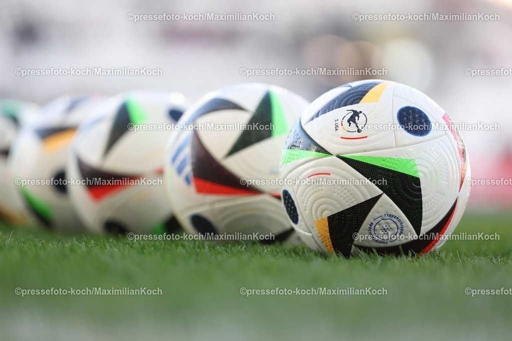 RWE06042501176 | 2025.04.06, Fußball, 3.Liga, Rot-Weiss Essen - FC Hansa Rostock, Stadion Hafenstraße, Saison 2024 2025: Offizieller Spielball der 3.Liga liegt auf dem Spielfeld BodenDFB regulations prohibit any use of photographs as image sequences and or quasi-video.