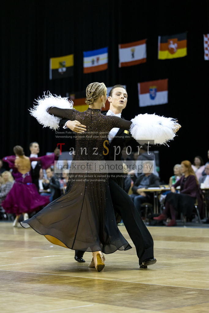 20241102_DC_HGR_Std_09153 | Tanzsportbilder, Standardtanz, Lateintanz, WDSF, DTV, LTVB, dancecomp, goc, hessen tanzt, blaues band der spree, walzer, tango, wiener walzer, slowfox, quickstepp, samba, rumba, cha-cha-cha, paso doble. jive, hd-kroft photography, turniertanzsport