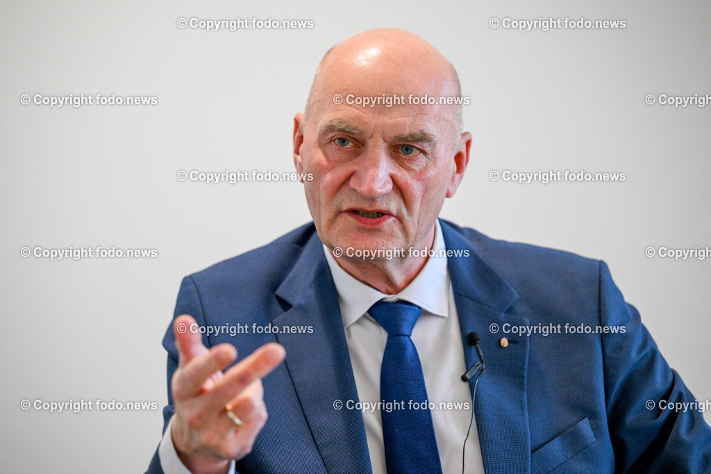 LR Christian Doerfel (VP)_ 19.02.2025-24 | 19.02.2025, Linz, AUT, LR Christian Doerfel (VP) im Bild LR Christian Doerfel (VP),  Soziallandesrat OEVP OE) waehrend eines Interview in seinem Buero in Linz