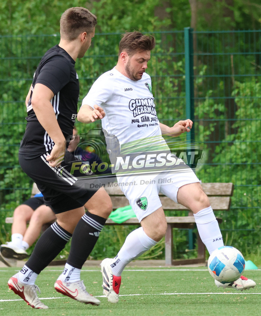 SC Bünde - SV Oetinghausen | Auf dem Bild zu sehen: weiß SC Bünde: Fabio Serrone ; schwarz SV Oetinghausen: Lasse KaschSC Bünde, SV Oetinghausen, Saison 25/26, Bezirksliga, Hunnebrock, Deutschland - Realisiert mit Pictrs.com
