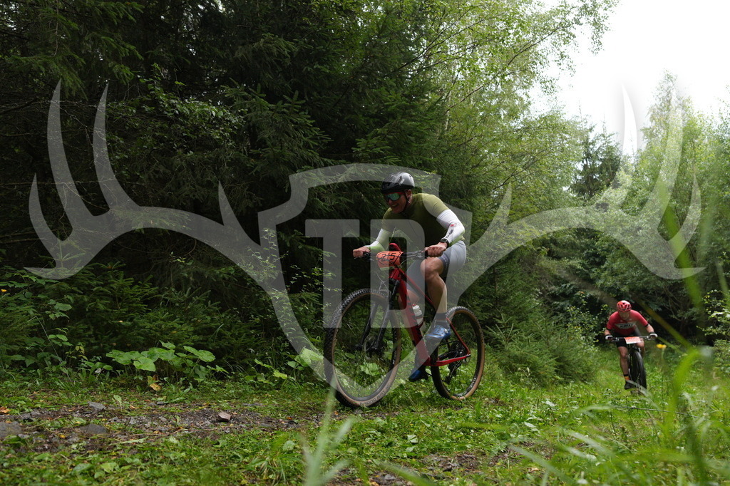 A6703404 | Fotogalerie der Treibjagd im Dunkelwald - Dein MTB Etappenrennen im Erzgebirge - Realisiert mit Pictrs.com