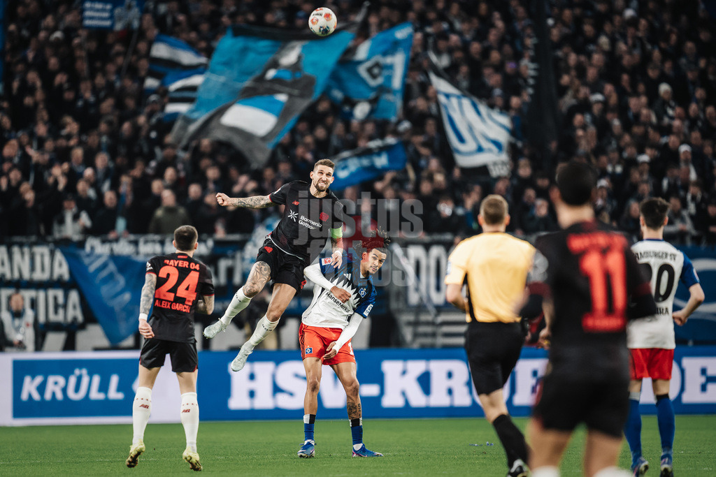 Fußball | Männer | Saison 2025/2026 | 1. Fußball-Bundesliga | 17. Spieltag | Hamburger SV vs. Bayer 04 Leverkusen | 04.03.2026 | v.l. Robert Andrich (#8, Bayer 04 Leverkusen) beim Kopfballduell gegen Damion Downs (#19, HSV)