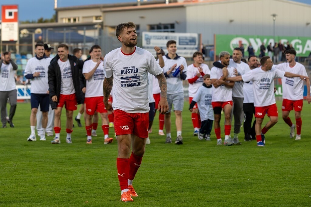 Fußball, Aufstiegsspiel zur Regionalliga Südwest, FK Pirmasens gegen VfR Mannheim | Fußball, Aufstiegsspiel zur Regionalliga Südwest, FK Pirmasens gegen VfR Mannheim - Realisiert mit Pictrs.com