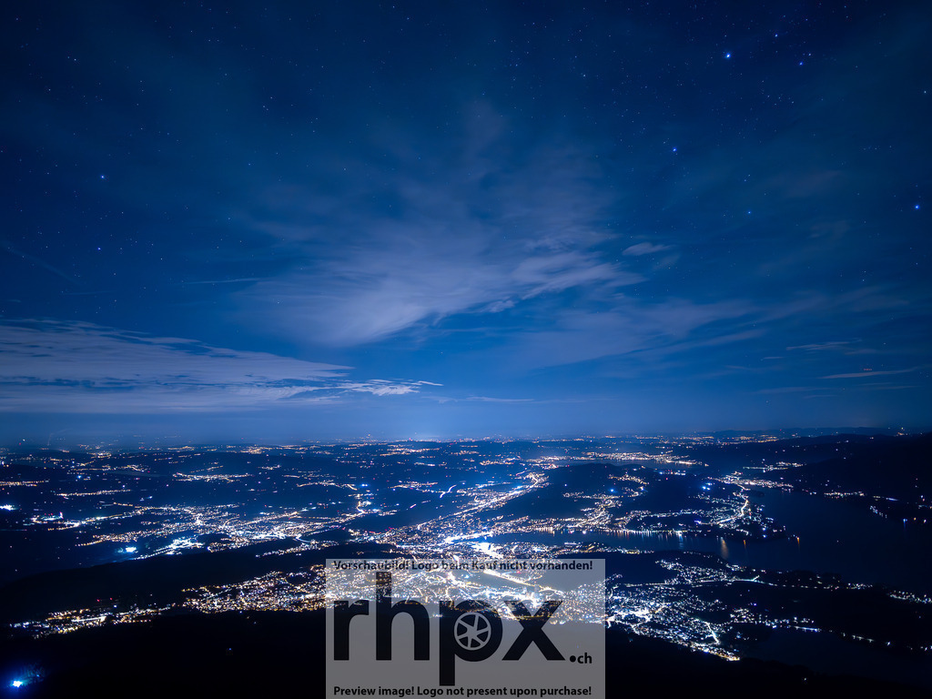 Luzerner Sternennacht | Sterne. Lichter. Weite.
Der Blick vom Pilatus offenbart ein glitzerndes Lichtermeer, das sich sanft in die nächtliche Kulisse der Zentralschweiz einfügt. Über der schlafenden Stadt erstreckt sich die unendliche Tiefe eines klaren Sternenhimmels.
Wähle unter "Produktauswahl" dein Wunschformat: Vom klassischen Wandbild über Puzzle &amp; Tassen bis zum digitalen Download (z.B. als Handy-Hintergrund).
 - Realisiert mit Pictrs.com
