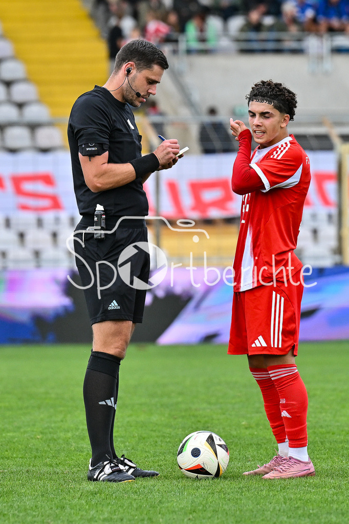 FC Bayern Amateure - FC Würzburger Kickers | im Gespräch Schiesrichter Elias WÖRZ und Jussef NASRAWE (FC Bayern Muenchen II 3) / Freistoss / Regionalliga Bayern: FC Bayern Amateure - FC Würzburger Kickers; Grünwalder Stadion am 27.09.2025