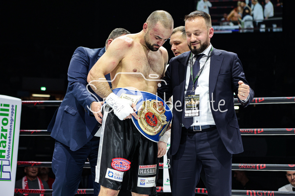 Profi - Box - Gala / Main Event | Shefat ISUFI (Schwarz Weisse Hose) bleibt WBF Weltmeister