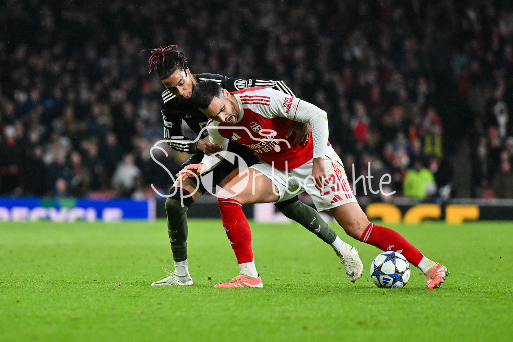 Arsenal FC - FC Bayern München | LONDON, ENGLAND - 26. NOVEMBER: im Duell Michael OLISE (FC Bayern Munich 17) und Mikel MERINO (Arsenal FC 23) beim Ligaspiel zwischen Arsenal London und dem FC Bayern München am 5. Spieltag der UEFA Champions League im Emirates Stadium am 26.11.2025