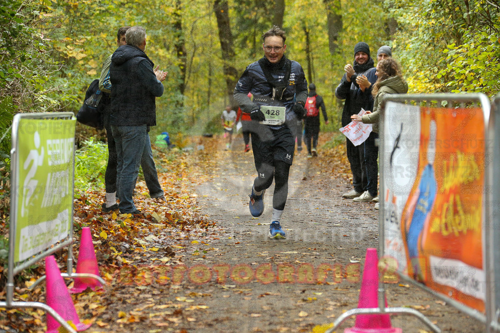 251026_1341_EX1_3844 | Sportfotografie im Rhein-Sieg Kreis, Köln, Bonn, NRW, Rheinland Pfalz, Hessen, etc. Unser Tätigkeitsfeld umfasst den Laufsport vom Volkslauf über den Marathon, Duathlon, Triathon bis zum Ultralauf wie Kölnpfad Ultra oder Schindertrail.