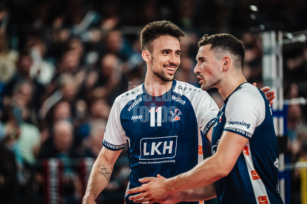 Volleyball | Herren | Saison 2024/2025 | 1. Volleyball Bundesliga Männer | Finale | SVG Lüneburg vs. BERLIN RECYCLING Volleys | 01.05.2025 | v.l. Xander Wolf Wassenaar Ketrzynski (#11, SVG Lüneburg) und Lorenz Karlitzek (#10, SVG Lüneburg)