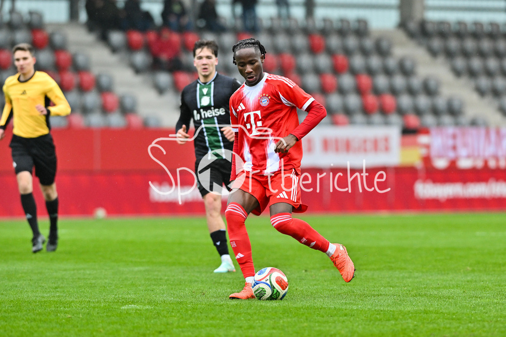 FC Bayern München - Hannover 96 | MUNICH, GERMANY - 15. FEBRUARY: am Ball Richard AJAYI (FC Bayern München U19 3) während dem Spiel zwischen der U19 des FC Bayern München und der U19 von Hannover 96 am 2. Spieltag der Hauptrunde der U19-DFB-Nachwuchsliga am FC Bayern Campus