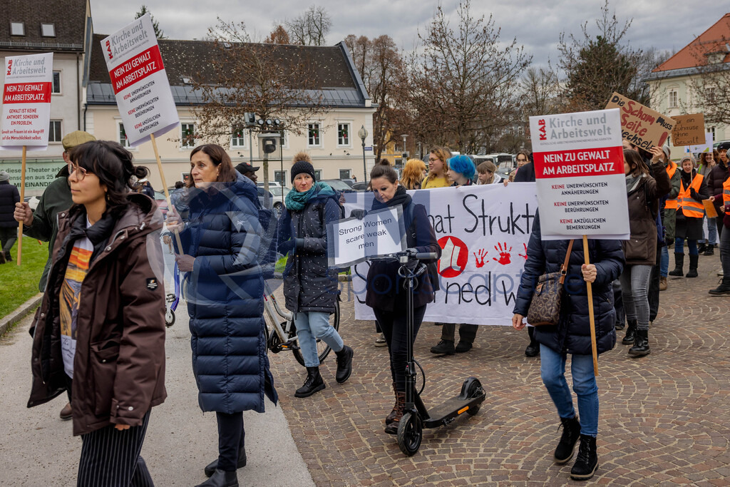 RR5M6005 | 29.NOV.24-Protestmarsch gegen Gewalt-Copyright: Katholische Kirche Kärnten/Denk Dich Neu/Trainproduction/Matthias Trinkl
