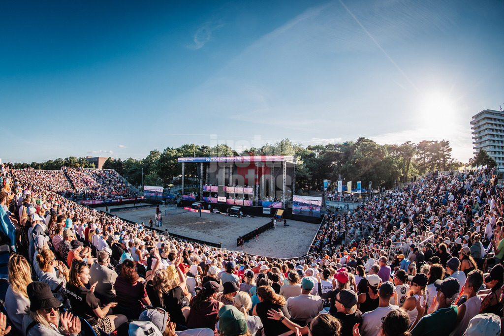 Beachvolleyball | Männer | Finale | Deutsche Meisterschaften 2025 Timmendorfer Strand | 07.09.2025 | Die ausverkaufte Arena am Timmendorfer Strand totale