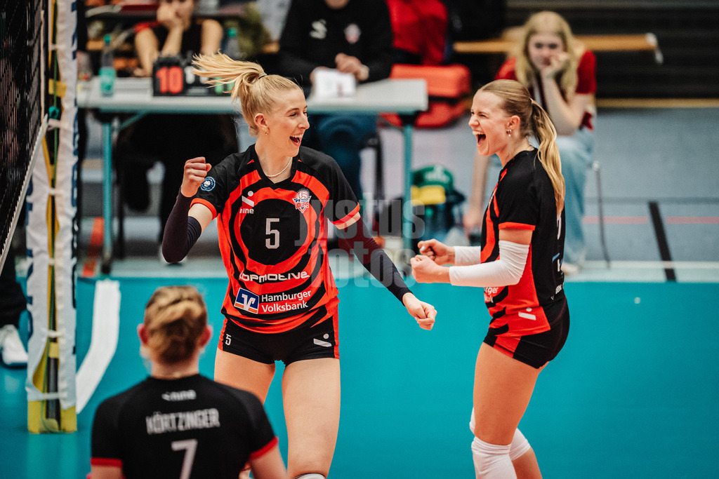 Volleyball | Frauen | Saison 2025/2026 | Volleyball Bundesliga | ETV Hamburger Volksbank Volleys vs. VC Wiesbaden | 14.03.2026 | v.l. Anna Hartig (#5, ETV Hamburger Volksbank Volleys) und Zoe Konjer (#8, ETV Hamburger Volksbank Volleys) jubeln