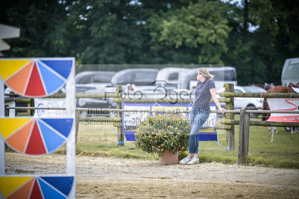 DOS_6012 | Entdecke hochwertige Reitturnierfotos von Foto Oger. Professionell, emotional und authentisch – jetzt Lieblingsmomente im Shop bestellen.Deutschlandweite Turnierfotografie. - Realisiert mit Pictrs.com