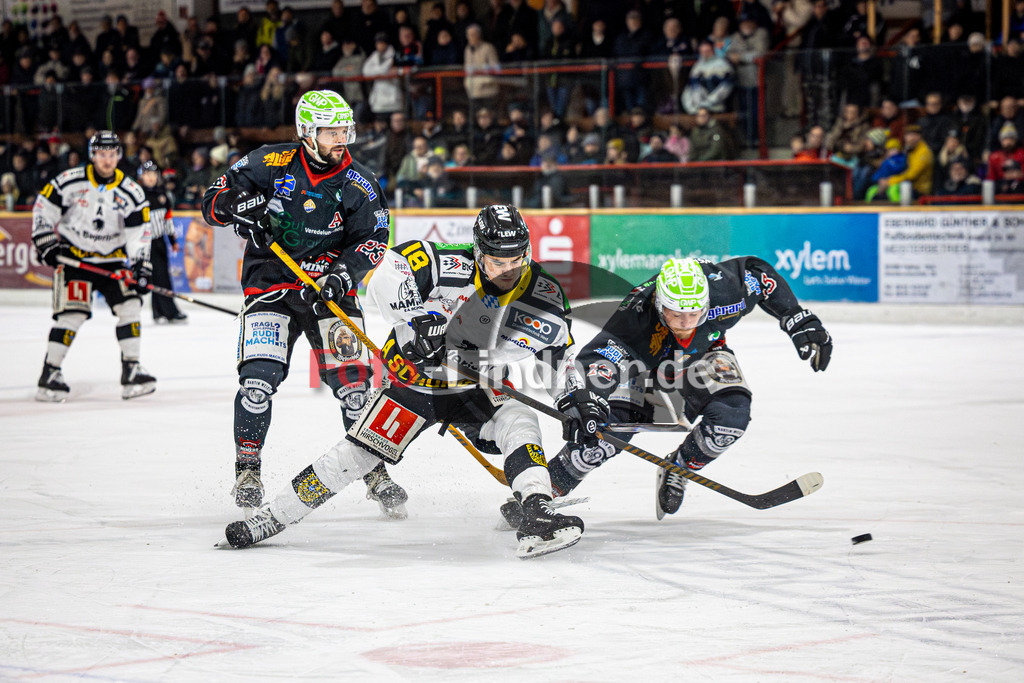 Peißenberg MINERS gegen EA Schongau MAMMUTS | Eishockey Bayernliga 2025/26 Vorrunde 20. Spieltag, Peißenberg MINERS gegen EA Schongau MAMMUTS, 20251221,Zweikampf Luis HEGNER (EA Schongau MAMMUTS 18), Weiland PARRISH (MINERS 13),2025-12-21 in Peißenberg (flatbuy Arena Peißenberg), Dejan VOGL (MINERS 23), Luis HEGNER (EA Schongau MAMMUTS 18), Weiland PARRISH (MINERS 13)Copyright: WolfgangxLindner www.foto-lindner.de