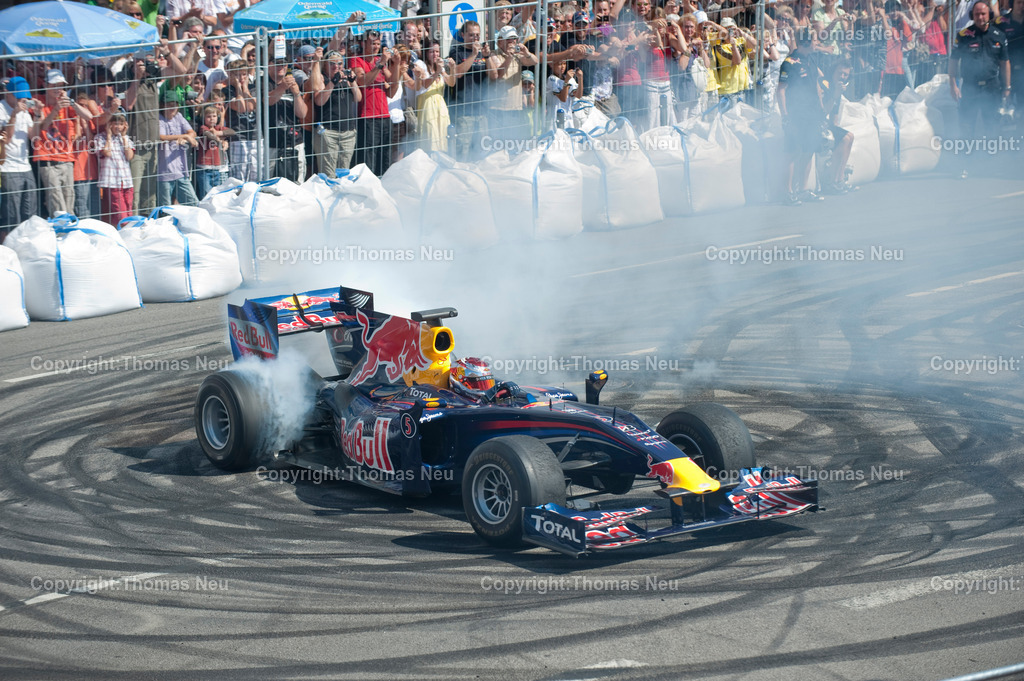 _DSC7323 | Sebastian Vettel beim spektakulären „Home Run“ in Heppenheim: Der Formel-1-Weltmeister fährt im Red-Bull-Rennwagen über die zur Rennstrecke umfunktionierte B3 in seiner Heimatstadt. Tausende Fans feiern ihren Lokalhelden.