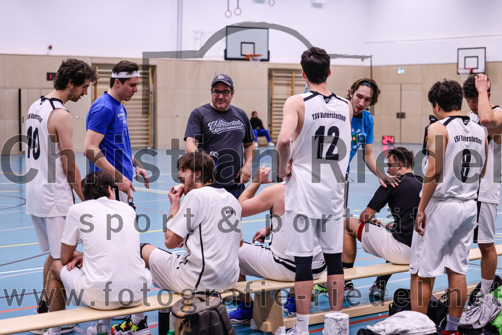 2022-04-03_004_TSV_Vaterstetten_gegen_SV_Weissblau-Allianz_Muenchen | Vaterstetten, Deutschland, 03.04.2022:
Basketball, Bezirksoberliga Herren 2021 / 2022, 14. Spieltag, TSV Vaterstetten gegen SV Weißblau-Allianz München, Endergebnis: 86:54

Luca Maurice Kohll (TSV Vaterstetten, #10), Trainer Daniel Paz (TSV Vaterstetten), Maximilian Metzger (TSV Vaterstetten, #12), Benicio Trinidad Paz (TSV Vaterstetten, #8)

Foto: Christian Riedel / fotografie-riedel.net