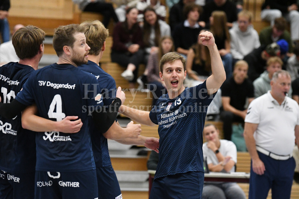 TSV 1861 Deggendorf : MTV München II | Jubel bei Tim Hartmann  (TSV Deggendorf Volleyball  #13) - Realisiert mit Pictrs.com