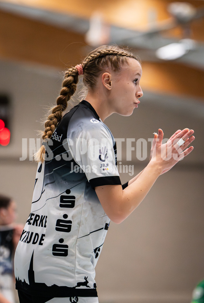 Handball I Frauen I Saison 2025-2026 I 3. Liga Staffel Nord I 13. Spieltag I SC SFN Vechta -Buxtehuder SV II-47 | Pia Pöttker (9, Buxtehuder SV II) - Realisiert mit Pictrs.com