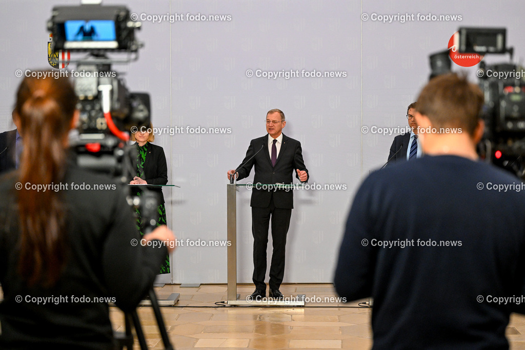 Pressekonferenz Land Ooe_ Gemeinsam geschafft - Maßnahmen zur Verbesserung fuer Mitarbeitende in den ooe. Spitaelern_ 10.04.2024-13 | 10.04.2024, Linz, AUT, Pressekonferenz Land Ooe, Gemeinsam geschafft - Maßnahmen zur Verbesserung fuer Mitarbeitende in den ooe. Spitaelern, im Bild LH Thomas Stelzer (VP, Landeshauptmann Ooe)