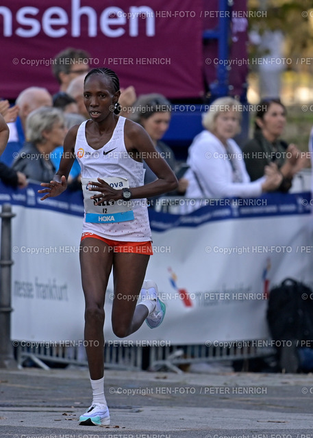 20221030-3686-marathon-frankfurt-HEN-FOTO | 30.10.2022 Frankfurt Marathon 2022 Zieleinlauf v. li. schnellste Frau Siegerin Gewinnerin SELLY KAPTICH (KEN) F2 (Foto: Peter Henrich) - Realisiert mit Pictrs.com
