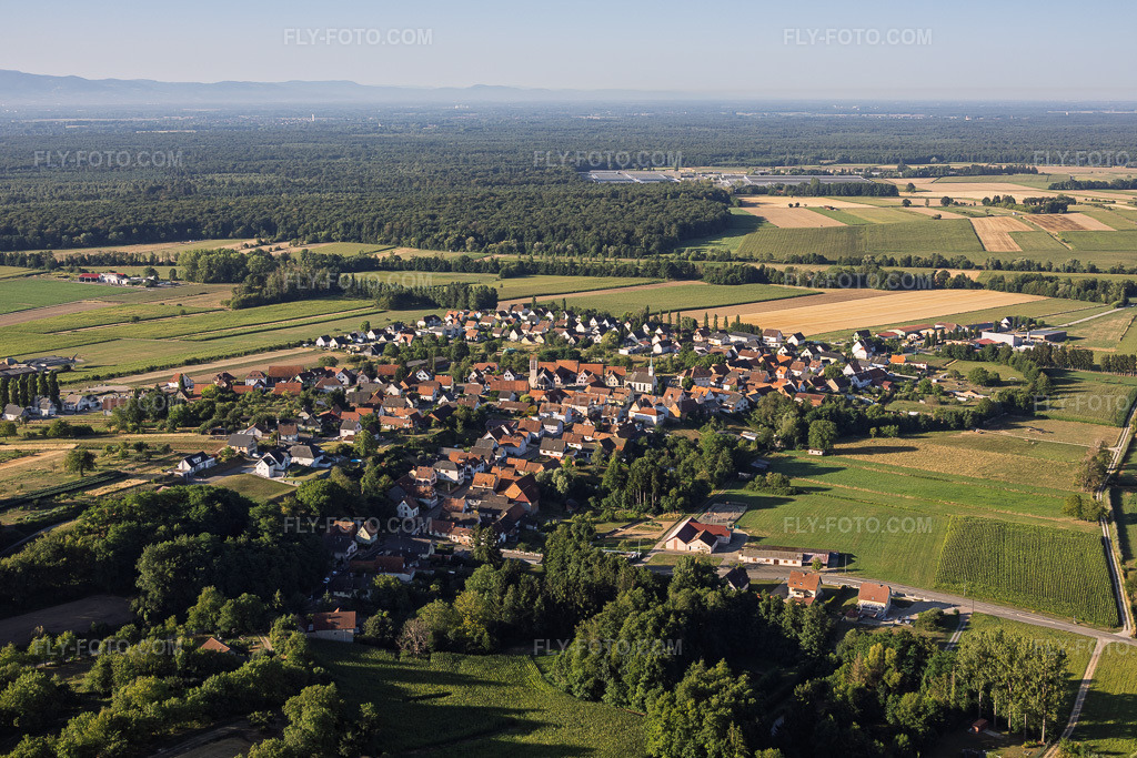 Aerial view: View of the town from the northwest in Buhl in the state Bas-Rhin, France. – Photo: IMG_158259.jpg taken on 07/25/2026 by Werner Riehm/FLY-FOTO.com – Resolution of the original: 5895 x 3930 px