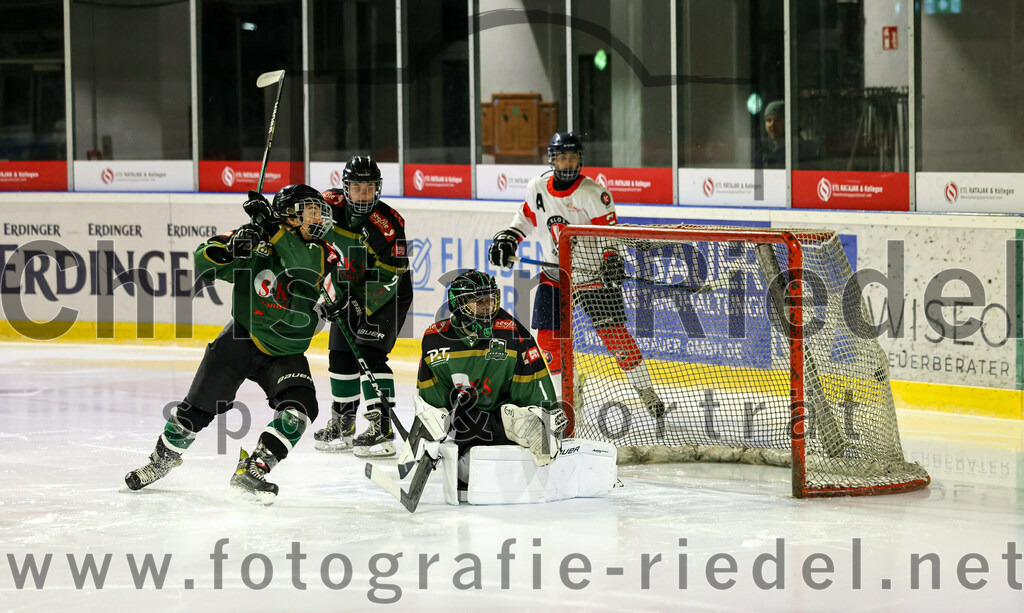 2022-12-04_002_TSV_Erding_gegen_EHC_Klostersee | Erding, Deutschland, 04.12.2022:
Eishockey, Bayernliga U17 2022 / 2023, 11. Spieltag, TSV Erding gegen EHC Klostersee, Endergebnis: 3:5

Leonard Wurm (Erding Gladiators, #18), Julie Ortner (Erding Gladiators, #2), Torwart Nico Wimmer (Erding Gladiators, #1), Gabriel Dobis (EHC Klostersee, #12)

Foto: Christian Riedel / fotografie-riedel.net
