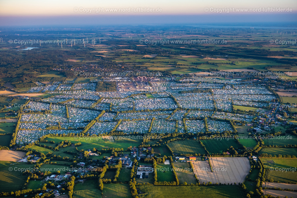 Wacken_Musik_Festival_ELS_6196060822 | WACKEN 06.08.2022 Besucher des Wacken Musik- Festivals auf dem Veranstaltungs- Konzertgelände an der Norderstraße in Wacken im Bundesland Schleswig-Holstein, Deutschland. Weiterführende Informationen bei: CTS EVENTIM AG & Co. KGaA,  ICS Festival Service GmbH,  SH Promotion GmbH&amp;Co.KG. // Participants in the Wacken music festival on the event concert area on street Norderstrasse in Wacken in the state Schleswig-Holstein, Germany. Further information at: CTS EVENTIM AG & Co. KGaA,  ICS Festival Service GmbH,  SH Promotion GmbH&amp;Co.KG. Foto: Martin Elsen