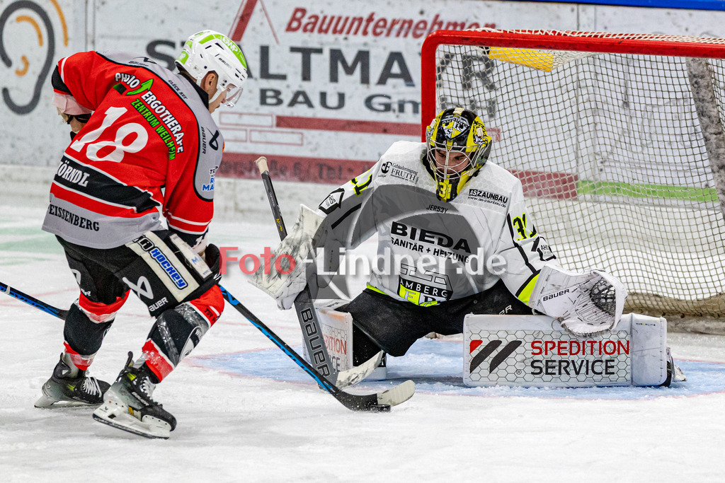 TSV Peißenberg Miners vs ERSC Amberg Wild Lions | Eishockey Bayernliga 2023/2024, TSV Peißenberg Miners vs ERSC Amberg Wild Lions,
Tor Valentin HÖRNDL (Miners 18),
2023-10-27 in Peißenberg (Eisstadion)
18 Valentin HÖRNDL (Miners 18), 31 Timon BÄTGE (Wild Lions Goali 31)
Copyright: WolfgangxLindner foto-lindner.de