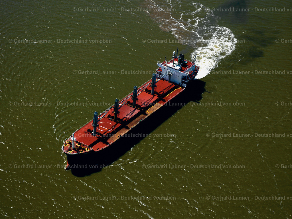 7000596 | Frachtschiff im Hafen von Emden