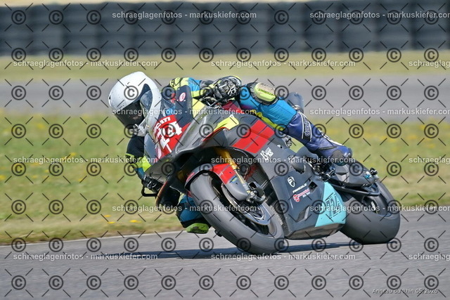 26BT02-2212 | markuskiefer.com - Realisiert mit Pictrs.com