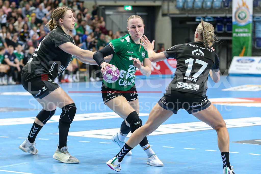 Handball, Bundesliga Frauen, VfL Oldenburg - HSG Bad Wildungen Vipers | v.li.: Jolina Huhnstock (HSG Bad Wildungen Vipers, 45), Lotta Röpcke (VfL Oldenburg, 22) und Hannah Berk (HSG Bad Wildungen Vipers, 17) im Zweikampf, Duell, Spielszene, Aktion, Action