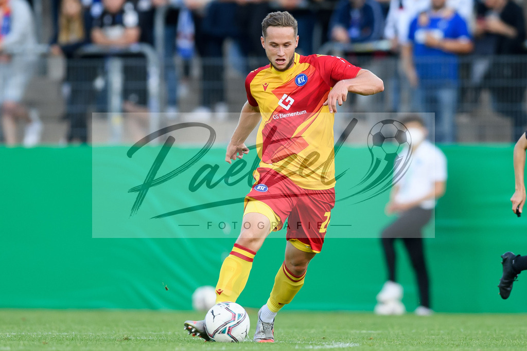 LOTKSC20210809_203 | Fussball, Herren: Christoph Kobald (Karlsruher SC) in Aktion, am Ball, Einzelaktion beim Spiel der 1. Runde im DFB-Pokal zwischen SF Lotte und Karlsruher SC im Stadion am Lotter Kreuz am 09.08.2021 in Lotte, Deutschland.DFB / DFL REGULATIONS PROHIBIT ANY USE OF PHOTOGRAPHS AS IMAGE SEQUENCES AND/OR QUASI-VIDEO. - Realisiert mit Pictrs.com