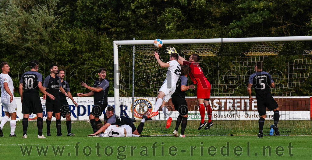 2023-08-08_116_FC_Moosinning_gegen_FC_Langengeisling | Moosinning, Deutschland, 08.08.2023:
Fußball, Bezirksliga Oberbayern Ost 2023 / 2024, 3. Spieltag, FC Moosinning gegen FC Langengeisling, Endergebnis: 0:4

Maximilian Maier (FC Langengeisling, #10), Michael Faltlhauser (FC Langengeisling, #3), Lucas Seeholzer (FC Langengeisling, #2), Florian Rupprecht (FC Langengeisling, #39), David Riederle (FC Langengeisling, #21), Maximilian Lechner (FC Moosinning, #11), Fabian Ulitzka (FC Moosinning, #23), Maximilian Birnbeck (FC Langengeisling, #27), Torwart Christian Brader (FC Langengeisling, #1), Andreas Buchberger (FC Langengeisling, #5)

Foto: Christian Riedel / fotografie-riedel.net