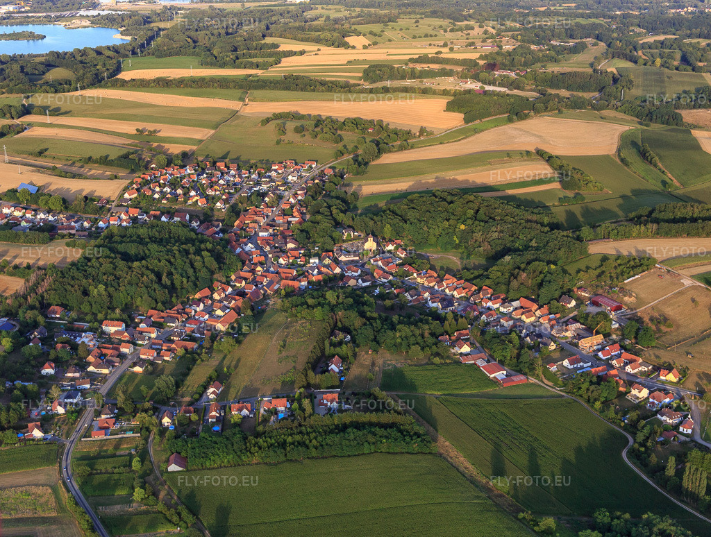 Vue aérienne: Vue du village depuis l'ouest à Neewiller-près-Lauterbourg dans le département Bas Rhin, France – .Photo: IMG_121021.jpg prise le 23/07/2020 par Werner Riehm/FLY-FOTO.eu – Résolution de l'original: 4622 x 3494 px