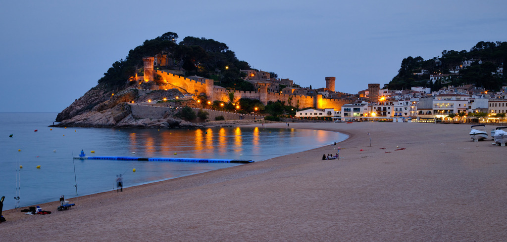 Blick über den Strand auf die Vila Vella im Abendlicht | Tossa de Mare, Frankreich - May 13, 2024: Blick über den Strand auf die Vila Vella im Abendlicht. - Realisiert mit Pictrs.com