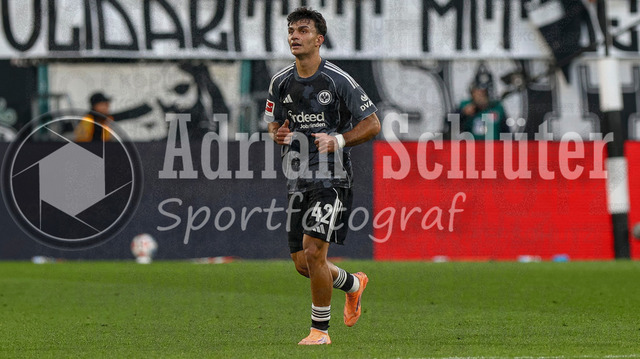 Borussia Mönchengladbach vs Eintracht Frankfurt - Bundesliga  | Mönchengladbach, Deutschland, 27.09.25:   Can Yilmaz Uzun (Eintracht Frankfurt) schaut waehrend des Spiels der Bundesliga zwischen Borussia Mönchengladbach vs Eintracht Frankfurt im Stadion im Borussia Park(Foto von Brauer-Fotoagentur / Adrian Schlueter)