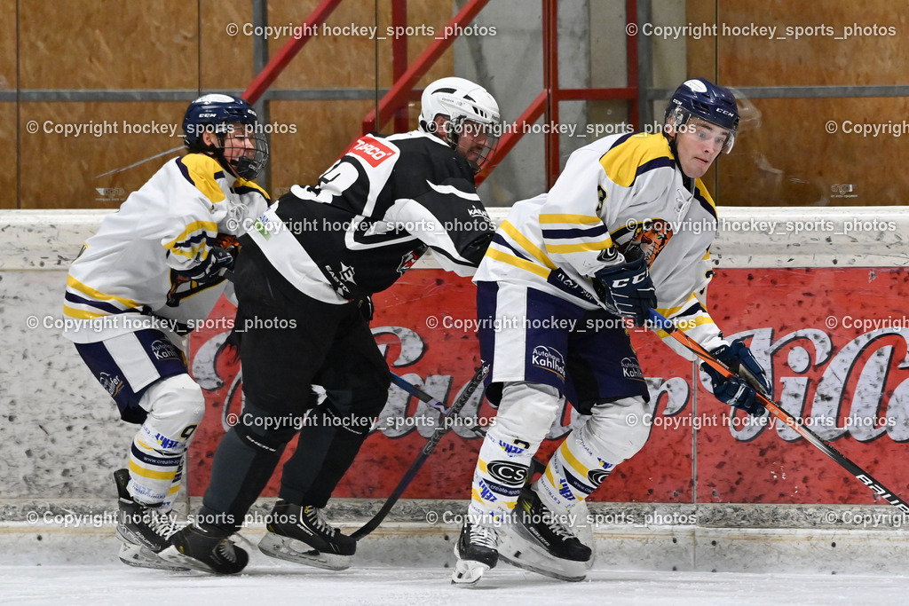 EC Tigers Paternion vs. Tarco Wölfe II | #9 Gratzer Julian EC Tigers Paternion, #13 Dobnig Helge Tarco Wölfe II, #3 Kronawetter Piersilvio EC Tigers Paternion, EC Tigers Paternion vs. Tarco Wölfe II, EC Tigers Paternion vs. Tarco Wölfe II am 19.12.2024 in Spittal an der Drau (Eissportzentrum Spittal), Austria, (Photo by Bernd Stefan)