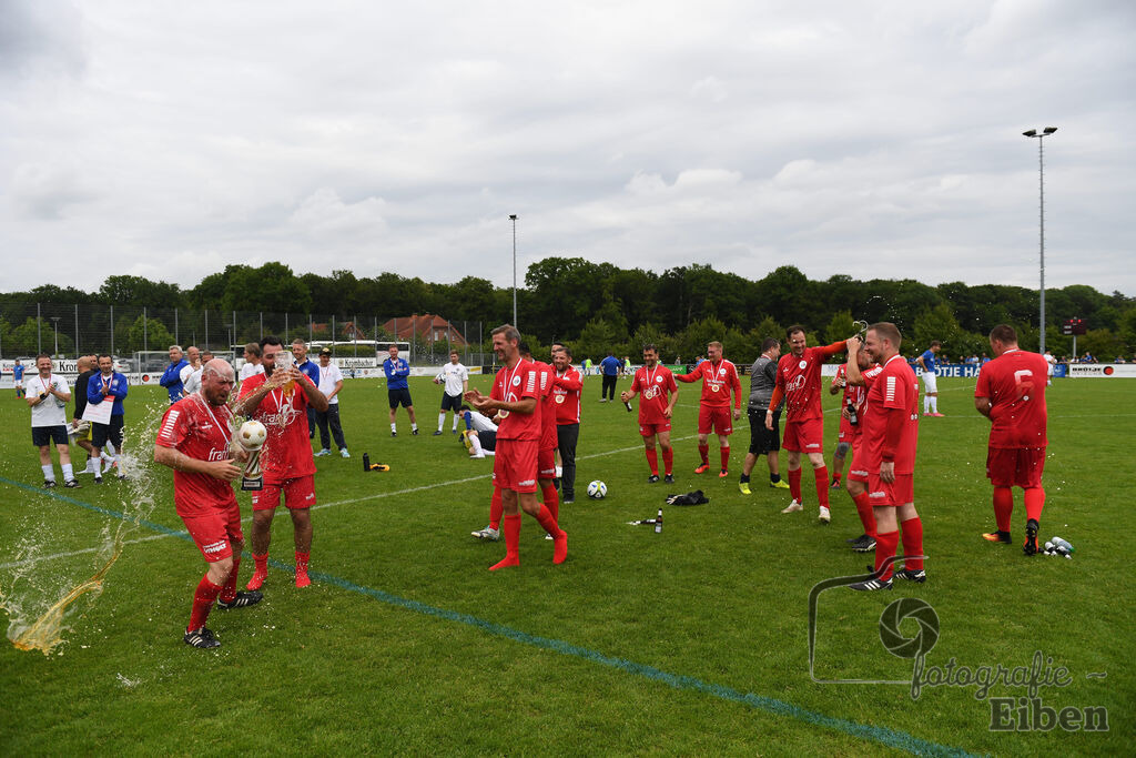 SV Brake Ü40-BW Bümmerstede (Ü40) | Kreispokal Finale Jade-Weser-Hunte Ü40; SV Brake Ü40 (rot)-BW Bümmerstede Ü40 (weiß) am 15.06.2025 in Rastede (Sportanlage Köttersweg), Photo: Philip Eiben 2025 - Realisiert mit Pictrs.com