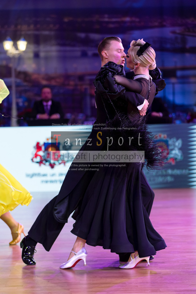 20241215_WDSF_Int_Open_Std-Riga-8777 | Tanzsportbilder, Standardtanz, Lateintanz, WDSF, DTV, LTVB, dancecomp, goc, hessen tanzt, blaues band der spree, walzer, tango, wiener walzer, slowfox, quickstepp, samba, rumba, cha-cha-cha, paso doble. jive, hd-kroft photography, turniertanzsport