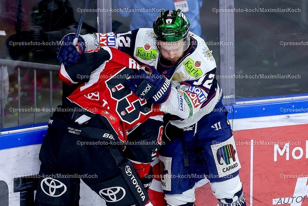 KEC20042601037 | 20.04.2026, Eishockey, DEL Halbfinale Play-Offs, Kölner Haie - Eisbären Berlin, Spiel 6, Lanxess-Arena Köln: Patrick Russell (Kölner Haie #63) im Zweikampf gegen  Eric Mik (Eisbären Berlin #12) 