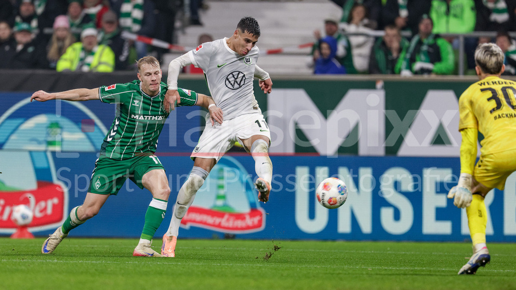Fussball, Bundesliga, SV Werder Bremen - VfL Wolfsburg | v.li.: Marco Grüll (SV Werder Bremen, 17) und Adam Daghim (VfL Wolfsburg, 11), Mio Backhaus (Torhüter, Torwart, SV Werder Bremen, 30) im Zweikampf, Duell, Dynamik, Aktion, Action, Spielszene, DIE DFL-RICHTLINIEN UNTERSAGEN JEGLICHE NUTZUNG VON FOTOS ALS SEQUENZBILDER UND/ODER VIDEOÄHNLICHE FOTOSTRECKEN. DFL REGULATIONS PROHIBIT ANY USE OF PHOTOGRAPHS AS IMAGE SEQUENCES AND/OR QUASI-VIDEO.