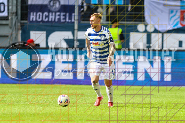 MSV Duisburg vs VfB Stuttgart II - 3. Liga | Duisburg, Deutschland, 02.08.25:   Alexander Hahn (MSV Duisburg) in Aktion am Ball, Einzelaktion waehrend des Spiels der 3. Liga MSV Duisburg vs VfB Stuttgart II in der schauinsland-reisen-arena(Foto von Brauer-Fotoagentur / Adrian Schlueter)
