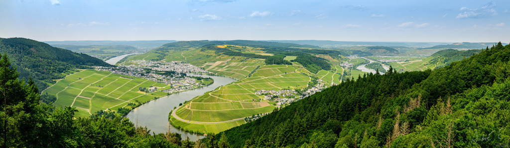 Fünf-Seen-Blick Panorama | Vom Aussichtsturm eröffnet sich dieser sogenannte "Fünf-Seen-Blick" auf die Mosel (nein es sind natürlich  keine Seen sondern 5 unterbrochene Mosel-Stücke). 
