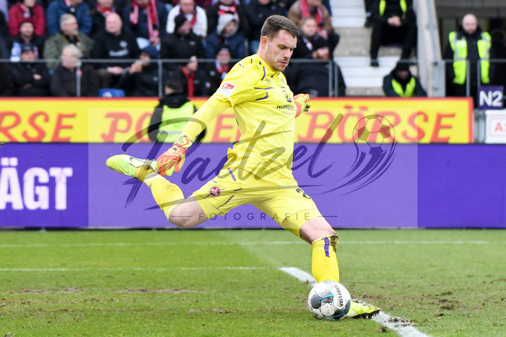 20200208_OSNFCN_0070 | Fußball, Herren: Torhueter Christian Mathenia (1. FC Nuernberg) in Aktion, am Ball, Einzelaktion waehrend des Spiels der 2. Bundesliga zwischen VfL Osnabrueck und 1. FC Nuernberg im Stadion an der Bremer Bruecke am 08.02.2020 in Osnabrueck, Deutschland.DFB / DFL REGULATIONS PROHIBIT ANY USE OF PHOTOGRAPHS AS IMAGE SEQUENCES AND/OR QUASI-VIDEO. - Realisiert mit Pictrs.com