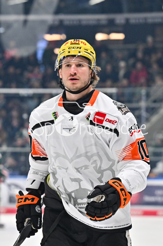 Augsburger Panther - Löwen Frankfurt | AUGSBURG, GERMANY - 16. JANUARY: Jubel der Gäste nach dem Treffer zum 0-1 durch Jakob LILJA (Löwen Frankfurt 10) / Tor / Torschuetze / Freude / Happy während dem Match zwischen den Augsburger Panthern und den Löwen Frankfurt am 40. Spieltag der penny DEL im Curt Frenzel Stadion
