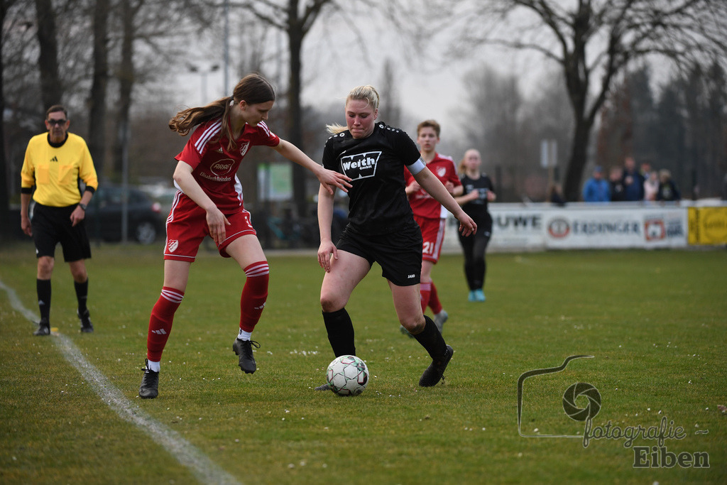 SG am Meer-SpVG Aurich U20 | Bezirksliga Frauen Nord; SG am Meer (schwarz)-SpVG Aurich U20 (rot) am 23.03.2025; in Gristede (Fehrenkampstr. 2a), Photo: Philip Eiben 2025 - Realisiert mit Pictrs.com